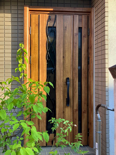 玄関ドアリフォームを行える業者の種類と特徴について