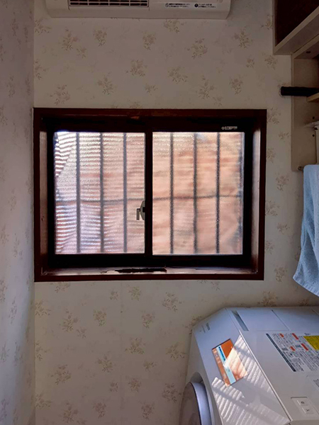 洗面脱衣室|工事前|埼玉県川口市内窓リフォーム|断熱・防寒・防音対策で2階の窓に内窓設置希望