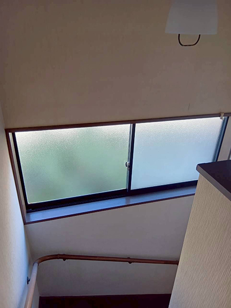 階段|工事前|埼玉県川口市内窓リフォーム|断熱・防寒・防音対策で2階の窓に内窓設置希望