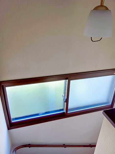 階段|施工事例|埼玉県川口市内窓リフォーム|断熱・防寒・防音対策で2階の窓に内窓設置希望