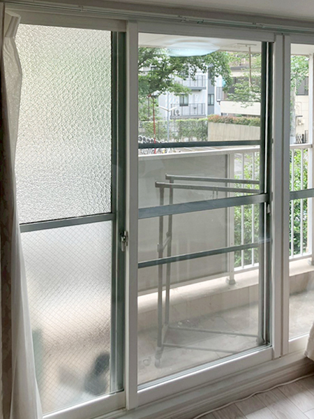東京都内マンション｜3枚建て掃出し窓に内窓設置！効果と費用紹介