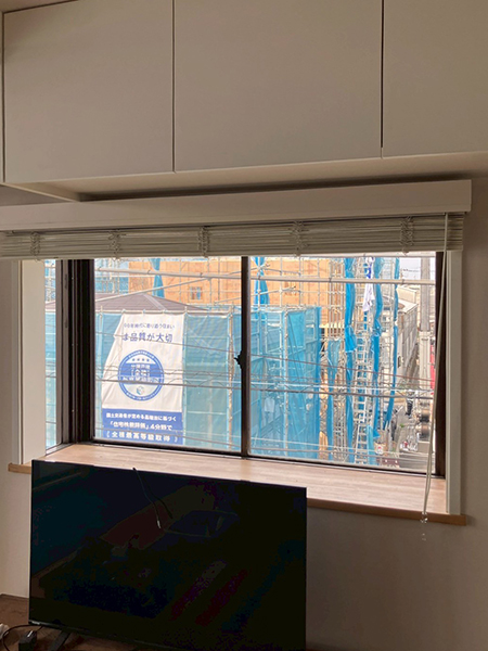 川口市内窓リフォーム前｜テレビ後方