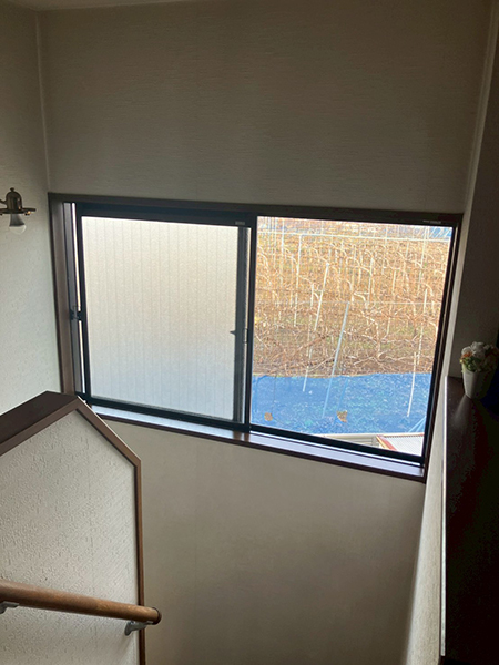 埼玉県白岡市内窓リフォーム|工事前-階段