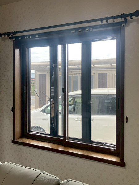 埼玉県白岡市内窓リフォーム|YKKapプラマードU価格紹介-リビング出窓左