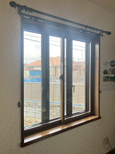 埼玉県白岡市内窓リフォーム|YKKapプラマードU価格紹介-リビング出窓右