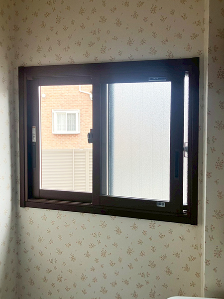 埼玉県白岡市内窓リフォーム|YKKapプラマードU価格紹介-洗面室