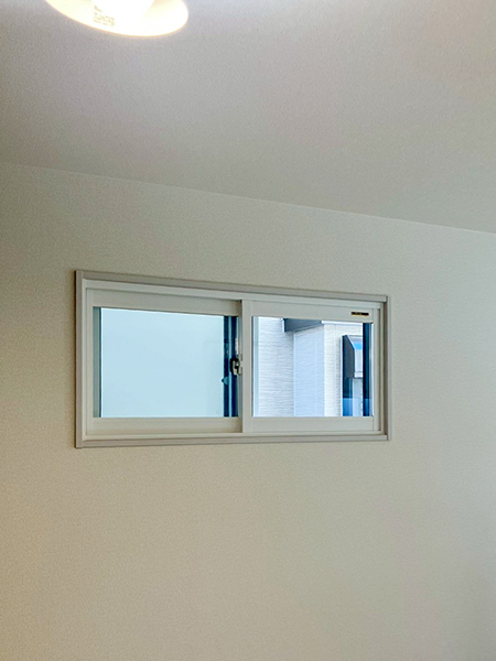 川口市｜3階建て2階リビングの寒さ対策！先進的窓リノベで内窓3カ所-リビング腰窓